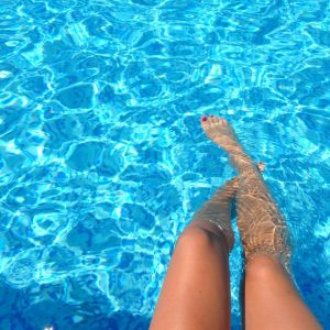 nogi dziewczyny w basenie